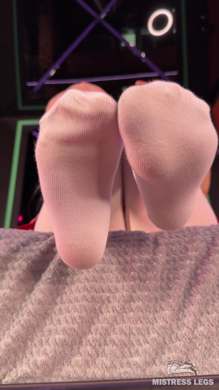 Mistress Legs: Socken auf - socken aus - schnelle socke necken vor dem hauptvideo