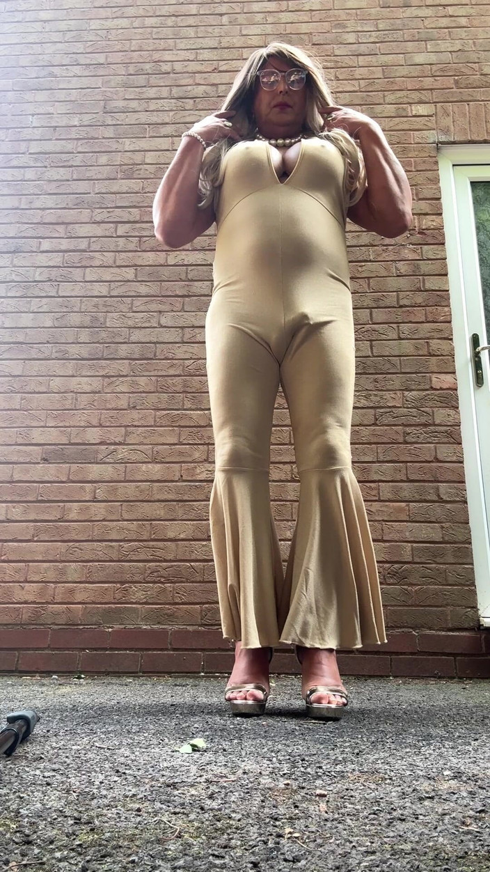 Kelly CD 2022: Si seksi crossdresser kellycd2022 dengan kostum catsuit dan sepatu hak...