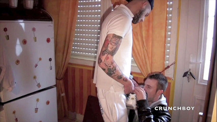 STRAIGHT BOY CURIOUS: Twink používá dby badboy v teniskách