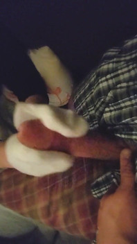 Sexy piccola bianca alle caviglie fa una sega con cal bocchino