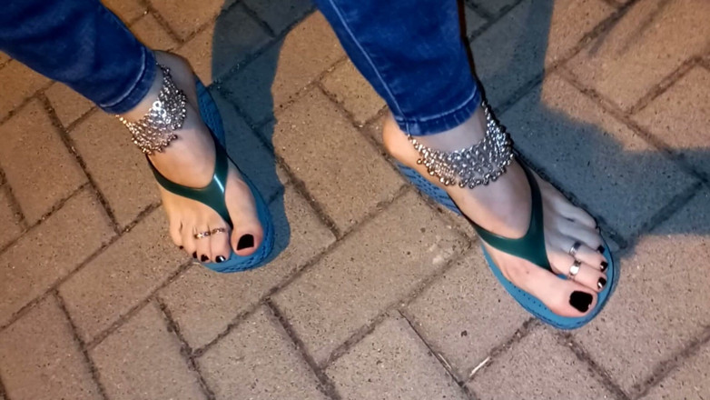 Heelex: Amante de pies en chanclas sexy de plataforma