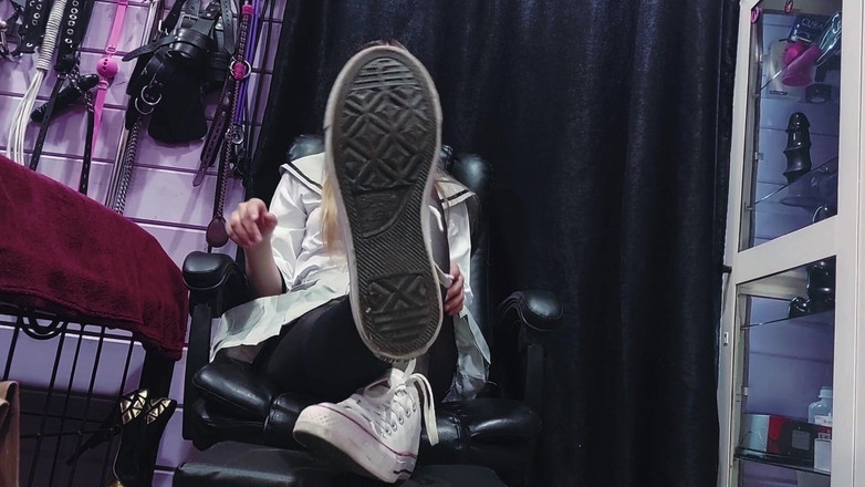 Mistress Priest: Anime Awek Sekolah Sneakers dan Penguasaan Kaki