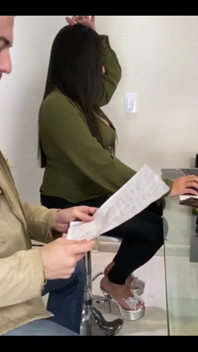 Secretaria caliente seduce a su jefe con los pies