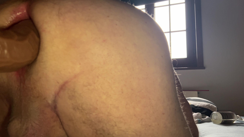 Almaviva: El abuelo se folla su consolador marrón y él lo disfruta