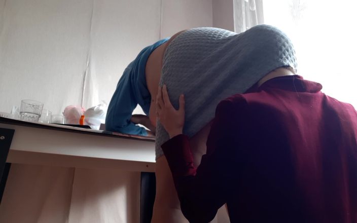 Lesbian-candys: 昇進のために熟女上司のお尻を長時間舐めまくります