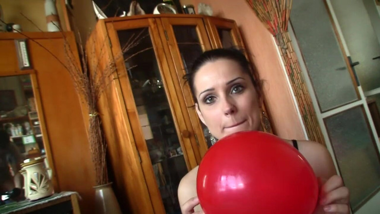 Facial flavor: Urocza brunetka liżąca spermę z balonu