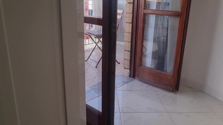 Alexander Audran: 脚を開いて触り始めて。親友の妻のために長い時間の後、射精 - さあ全部飲め