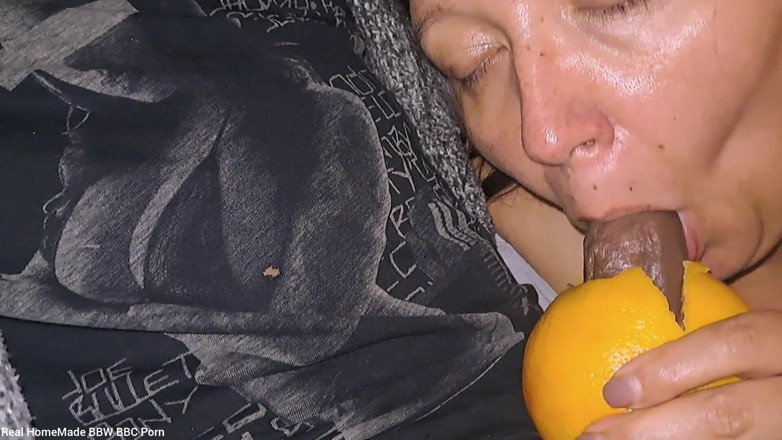 Real homemade BBW BBC porn: Даючи великому чорному члену дивовижний мінет, погладжуючи його член, стогне і стогне