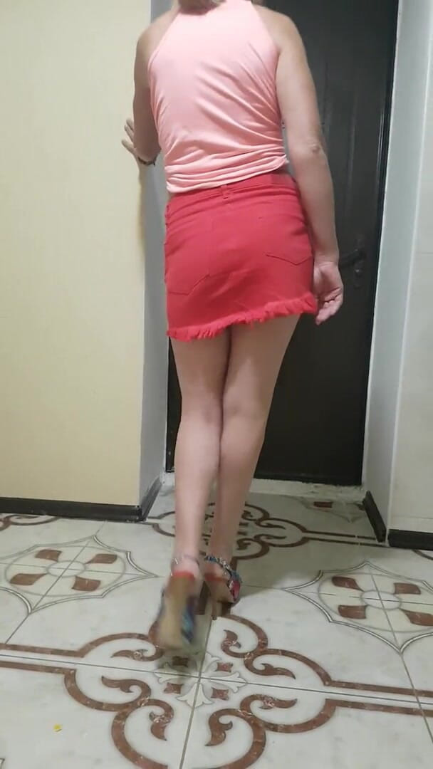 Katya FWorld: Katya rozdrcená v mini autě