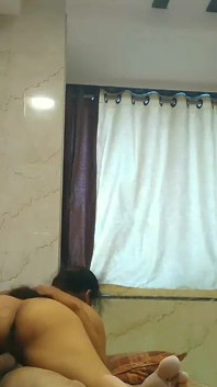 La cameriera indiana seduce il proprietario di casa mentre sua moglie al lavoro