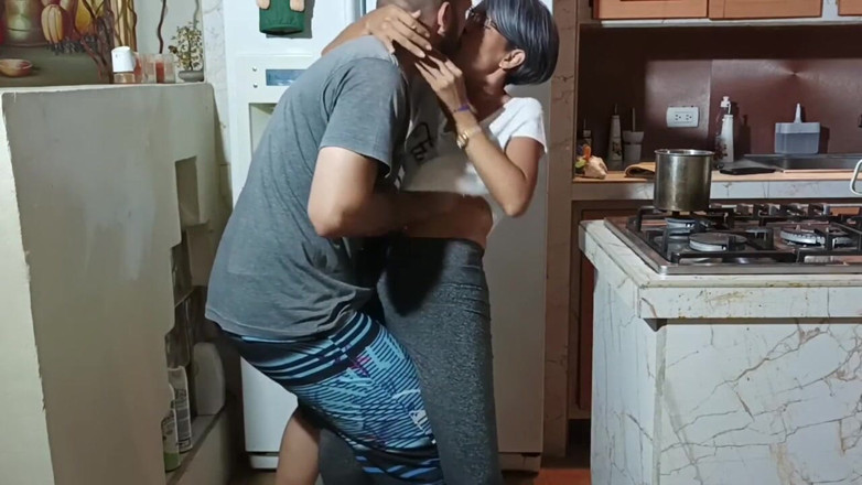 Swingersamateur40: 私は夫が不在のときを楽しんでいますし、義理の息子と大きな娼婦のように振る舞います。