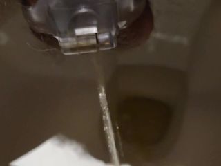 LelloBB: Pisse en cage de chasteté