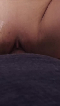 Des demi-sœurs partagent une bite de cul, pisse et facial