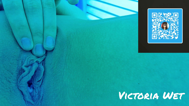 Victoria wet: La matrigna si sditalina nel solarium