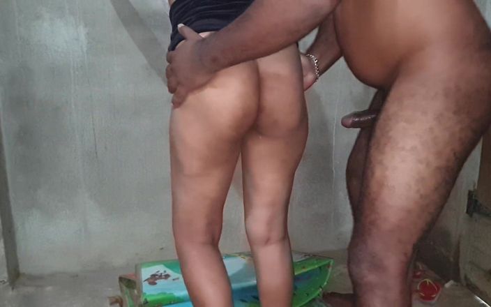 Hotwife Srilanka: 人妻在浴室里和老公做爱