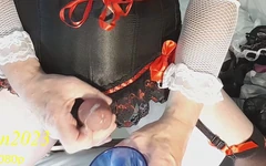 V29: Lyndsey, Big-tit Shemale, Korsett, strumpor, Stor dildo, sperma och mycket närbild anal