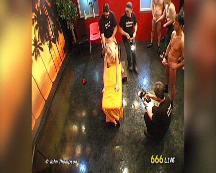 Piss Lover: Blonde Bukkake-schlampe Angepisst Und Von Der Gruppe Mit Sperma Bedeckt