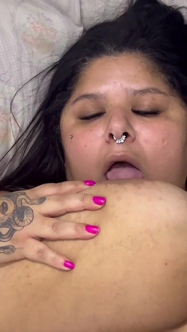 Mary Jhuana: ベッドでBBWが私の大きな胸を揺らしている