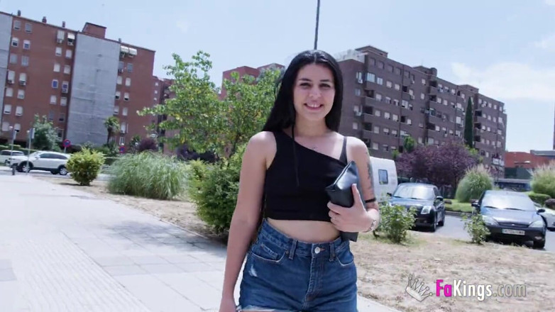FAKings: Паола Вайт смокче монструозного члена: ласкаво просимо на порно, крихітко!
