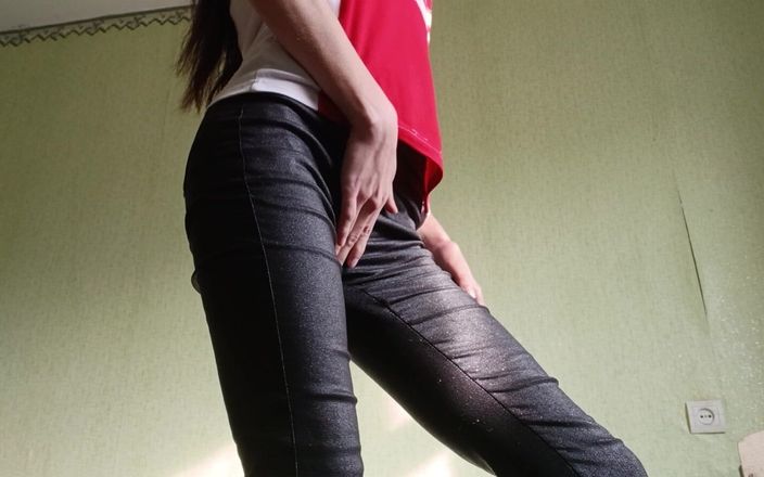 Lesbian-illusion: Eu me masturbo para minha vizinha no apartamento enquanto ela...
