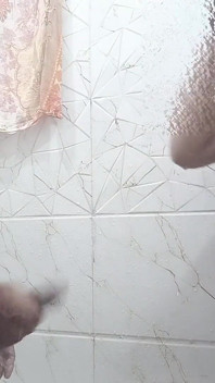 Tenendo il culo sott'acqua e colpendolo con forza - desi sesso in doccia