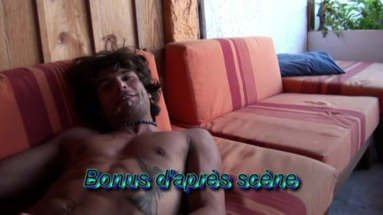 Crunch Boy: Hetero surfař ošukaný svým gay kamarádem na zahradě