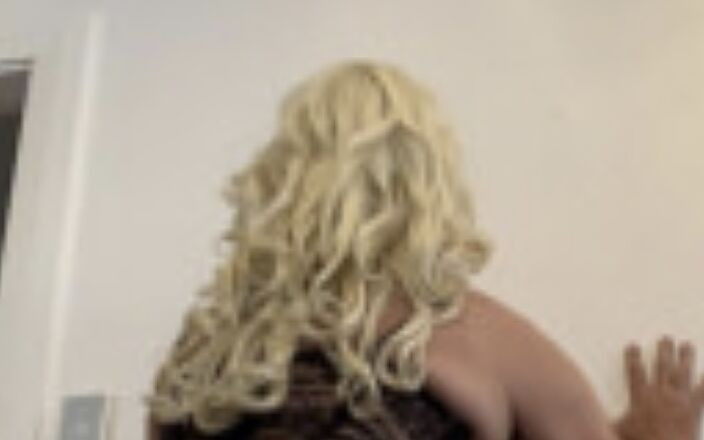 Stephanie Luvsit: Stephanie Luvsit are nevoie de vibratorul ei