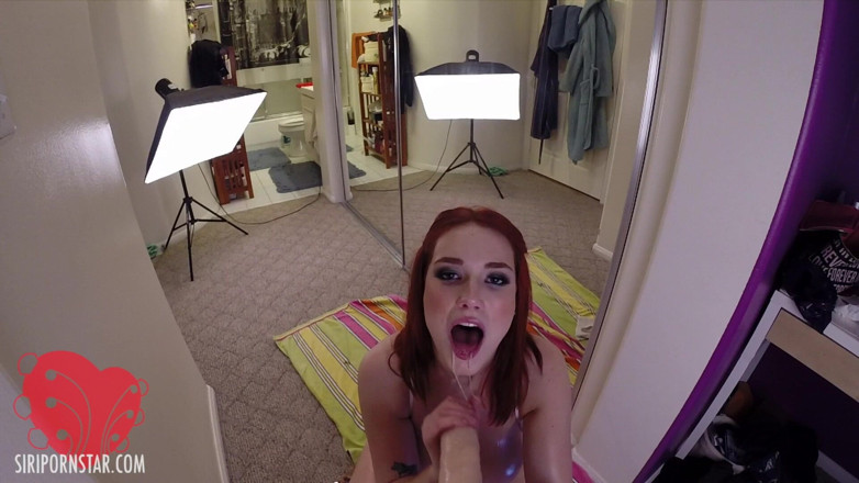 Siri Pornstar: Vollbusiger Pornostar Siri spielt mit einem dildo!