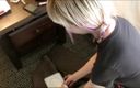 Femdom Austria: Kucyk blondynka nastolatka szarpanie penisa podczas palenia papierosa