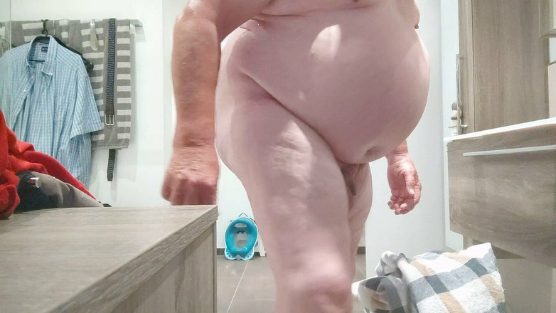 Karlchengeil: 裸、乾燥、ボールを打つ