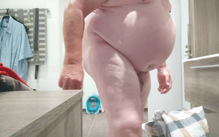 Karlchengeil: Naked, Drying, Balls Beating