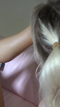 Lola Elle má orgasmus při přijímání uctívání nohou.