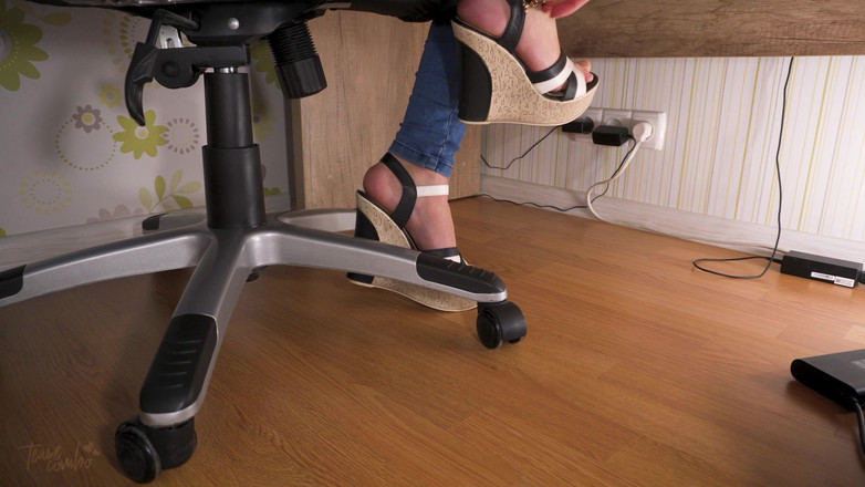 Teasecombo 4K: Заглядає на гарячу секретарку, яка дражнить сексуальні ноги на високих підборах