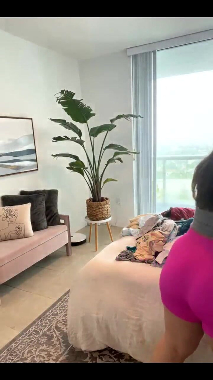 Dani Valentina: Hoi schat! Heb je mijn spermashow eerder gemist?