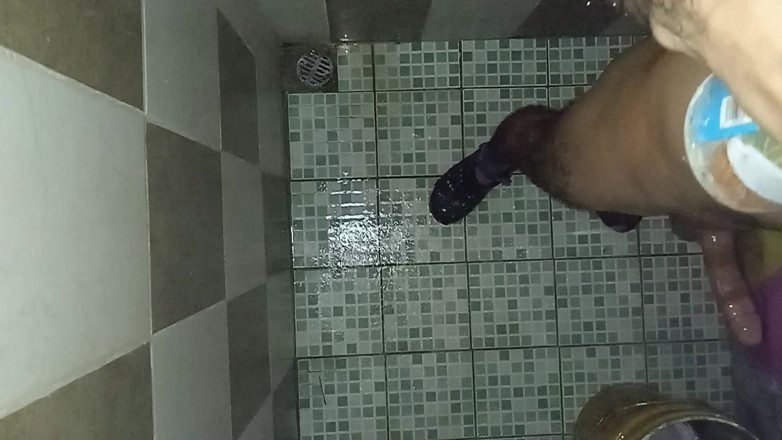 Cute boy jerks off: Typ hat vergnügen im bad für seine frau, um das...
