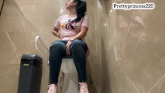 Panfil corina: सार्वजनिक शौचालय पर पादना