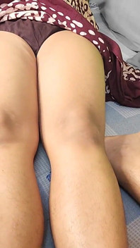 Adik ipar memberikan saya footjob, kemudian saya mengongkeknya