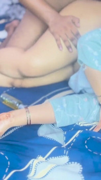 El padrastro me atrapó tocando mi coño y me dejó, video hindi de sexo