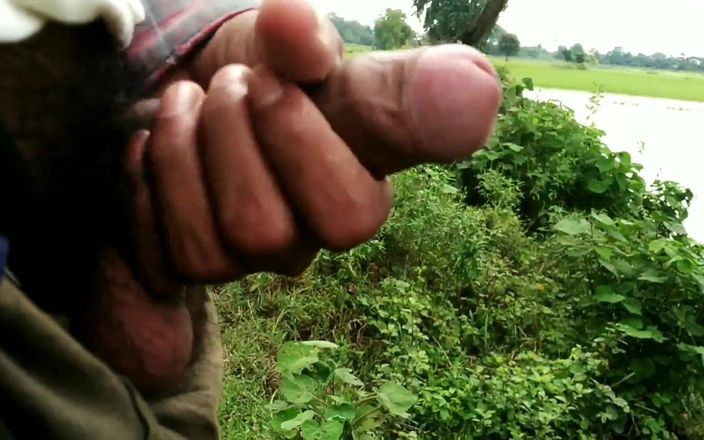 The thunder po: Masturbación india con gran polla al aire libre
