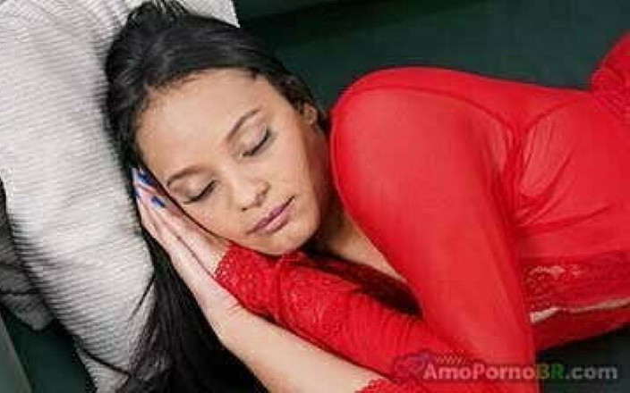 Amopornobr: Trezind fiica vitregă a unei cunoștințe de familie