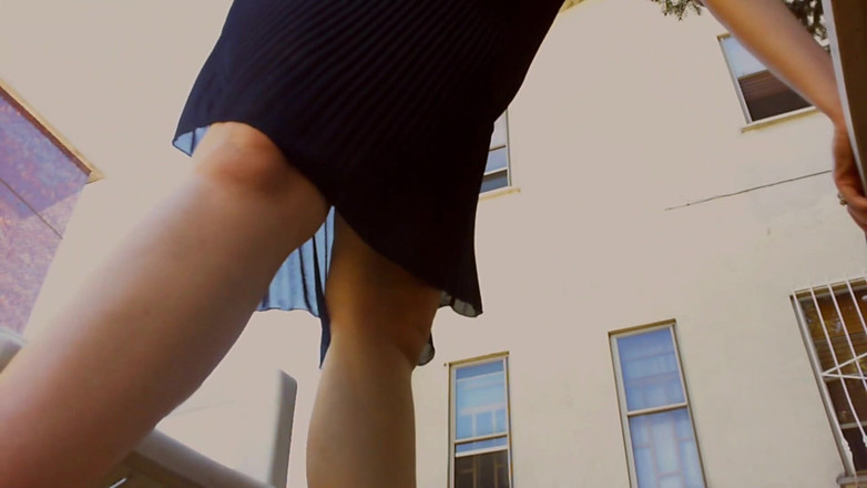 Nicoletta Embassi: High heels in einem garten