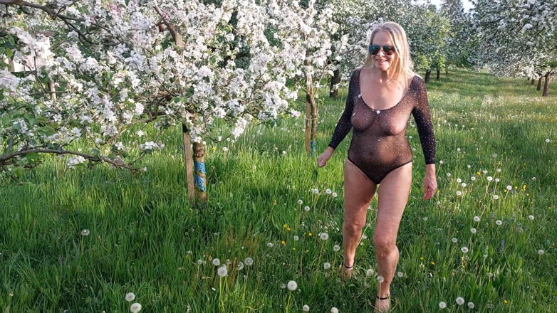 martinawest: Mogen Kvinna Går Runt Utomhus I En Genomskinlig Bodysuit!