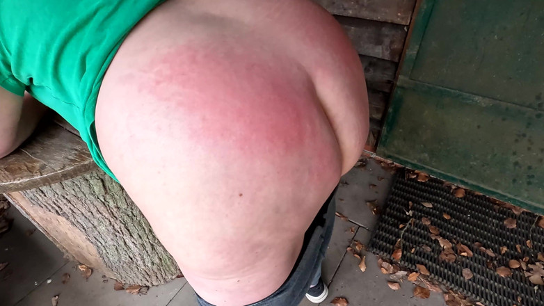 Bouncy Tits Action: Výprask zadku v chatrči