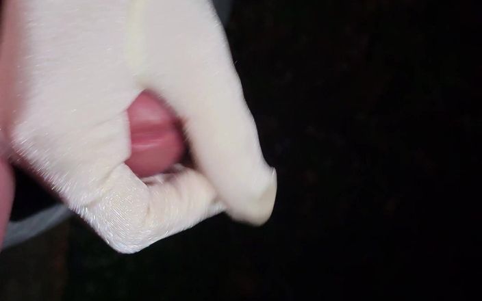 Glove Fetish Queen: Glande stuzzica sega mentre cammina per la strada di notte