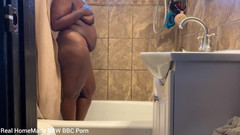 Super sexy ebony cuties: Wshing Meu corpo estimulando meu clitóris com chuveiro