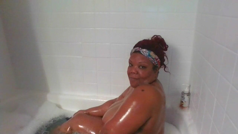 Busty queen: mere saath ek bulbula snan karen