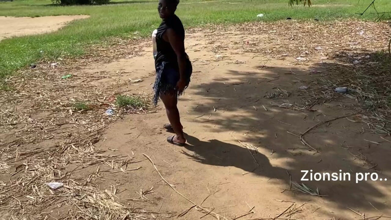 Zion: Afrikanisches Sexy Schwarzes Ebenholz-mädchen Tanzt in Der Öffentlichkeit Mit Lachen