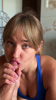 Mi Compañero De Cuarto Eligió Una Mamada Profunda Sobre Yoga