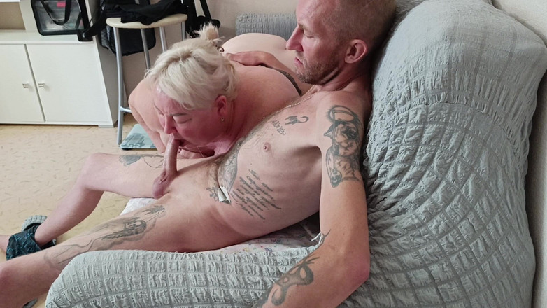 Zona901: Stiefmoeder zuigt zo goed aan pik totdat ik klaarkom