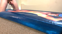 Aussie bi boy: Maldito colchón inflable en la playa lleno de agua Barry